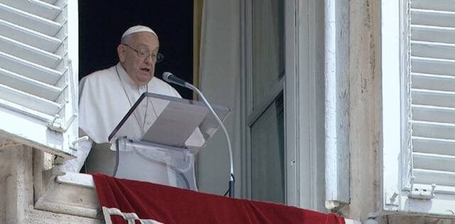 Ángelus del Papa: «Jesús nunca estuvo del lado de los poderosos, fue libre porque amó sin medida»