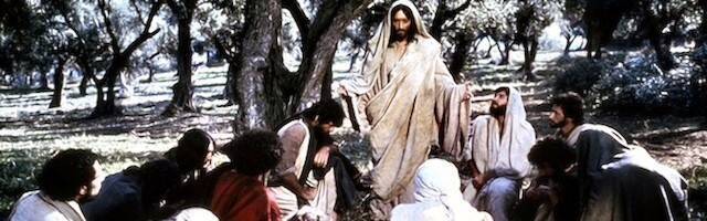 Jesucristo (Robert Powell) predica a los apóstoles en 'Jesús de Nazaret' (1977) de Franco Zeffirelli.