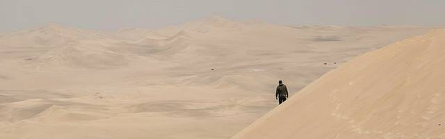 Un hombre solo en el desierto.