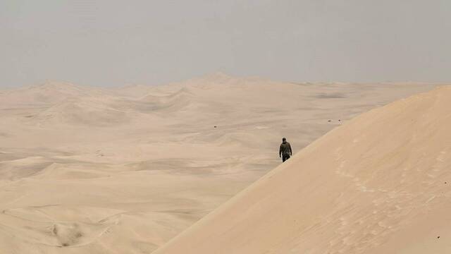 Un hombre solo en el desierto.