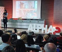 Cristina Cons, directora de Alpha Jóvenes España, en una ponencia