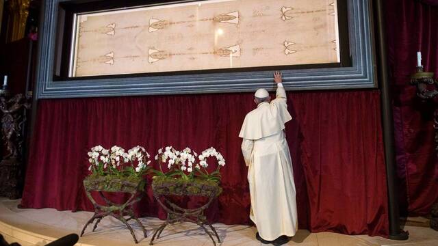 Francisco venera la Sábana Santa de Turín durante la ostensión de 2015. Foto: Vatican News.