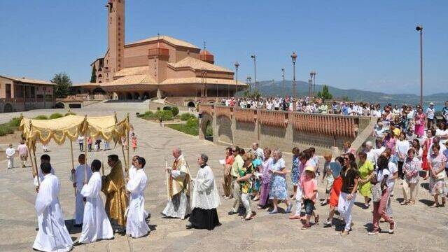 Peregrinos en el santuario de Torreciudad. 