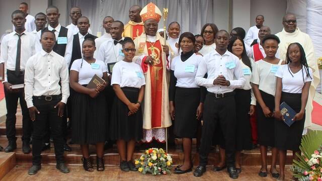 Benjamin Phiri, ahora arzobispo de Ndola, en una entrega de Biblias a catequistas