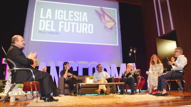 El obispo Munilla en la tertulia del Transforma 2023, pero en 2024 hay seis obispos en Transforma