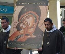 Religiosos con un icono en Arde Complutum, aunque participan sobre todo laicos