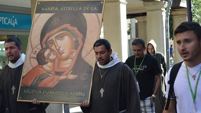 Religiosos con un icono en Arde Complutum, aunque participan sobre todo laicos