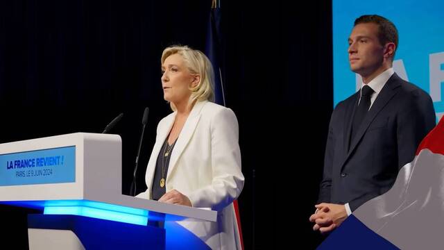 Marine Le Pen junto a Jordan Bardella, quien será el candidato a primer ministro si Rassemblement Nationale, partido claramente ganador de las elecciones europeas en Francia, consigue mayoría en las elecciones del 7 de julio.