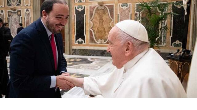 Adrián León, seminarista de Madrid, saluda al Papa Francisco