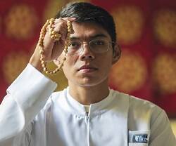 Un seminarista con un rosario, Ayuda a la Iglesia Necesitada apoya unos 11.000 seminaristas al año