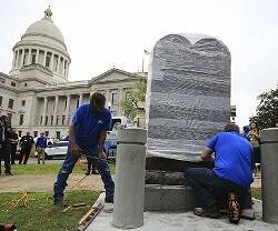 En 2018 recolocaron así un monumento de los 10 Mandamientos junto al Capitolio de Arkansas, el anterior lo derribó un loco con un coche