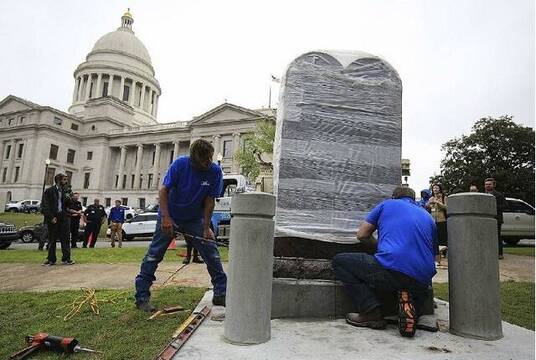 En 2018 recolocaron así un monumento de los 10 Mandamientos junto al Capitolio de Arkansas, el anterior lo derribó un loco con un coche