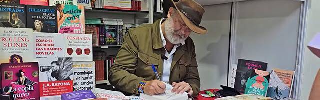 Fernando López-Mirones firmando libros.