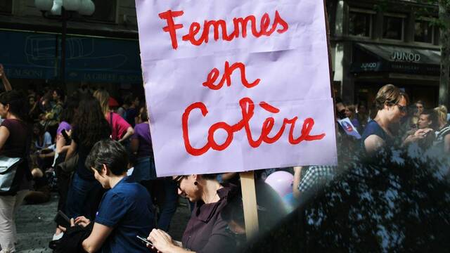 Manifestación con un cartel que dice en francés: 'Mujeres encolerizadas'.