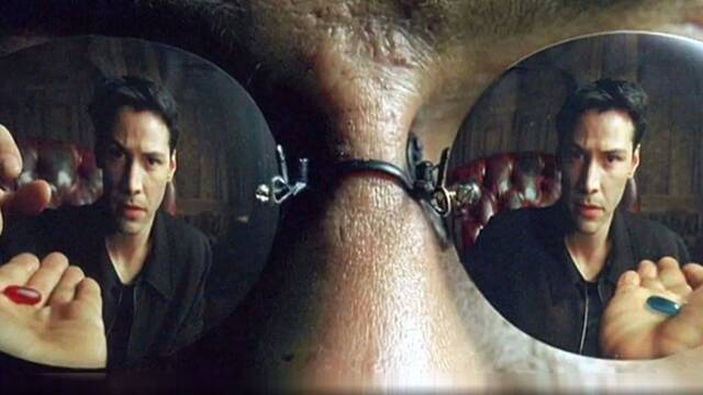 Morfeo (Laurence Fishburne) ofrece a Neo (Keanu Reeves) una decisión trascendental: vivir en la verdad o vivir engañado. Una escena ya clásica de 'Mátrix' (1999), de los hermanos Wachowski.