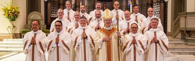 El obispo de Richmond posa con algunos de sus 160 diáconos permanentes