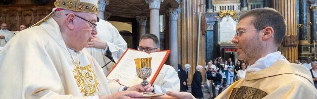 Gianluca Brusatore en su ordenación sacerdotal en 2022 en Novara