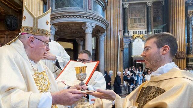 Gianluca Brusatore en su ordenación sacerdotal en 2022 en Novara