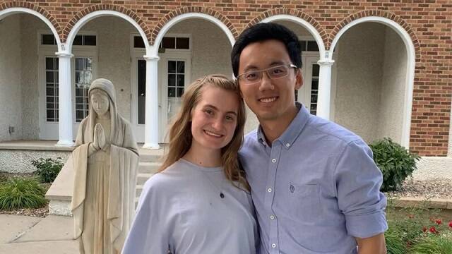 Juekun Wen y su esposa Lauren, él ha contado su camino al catolicismo desde la China más alejada de la fe