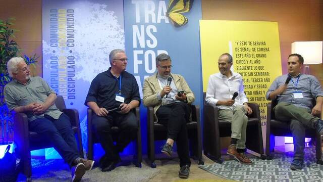 Cherene, McKinney, el sacerdote Nicolás Ruiz, el pastor Romero y Pablo Guedon en Transforma 2024