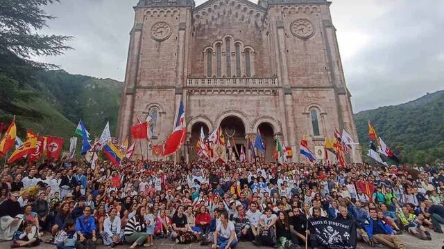 Los peregrinos de Nuestra Señora de la Cristiandad, en julio de 2023. En julio de 2024 no podrán oír misa en el interior del templo.