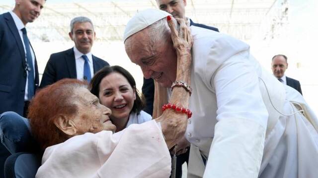 Una mujer abraza al Papa a su llegada a la Plaza de la Unidad de Italia en Trieste. Foto: Vatican Media.