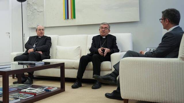 El ministro Félix Bolaños, a la derecha, recibió el 18 de abril en el Palacio de la Moncloa al presidente de la Conferencia Episcopal Española, Luis Argüello (en el centro) y a su secretario general, César García Magán. 