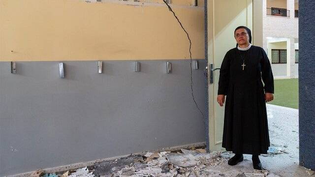 En la foto, la hermana Nabila Saleh contempla destrozos en las instalaciones de la parroquia de Gaza, hace unos meses