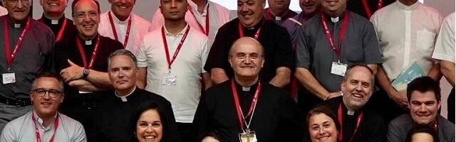 El padre James Mallon, sin cinta roja, posa junto al obispo Munilla y sacerdotes y evangelizadoras del encuentro SED de Alpha en Alicante