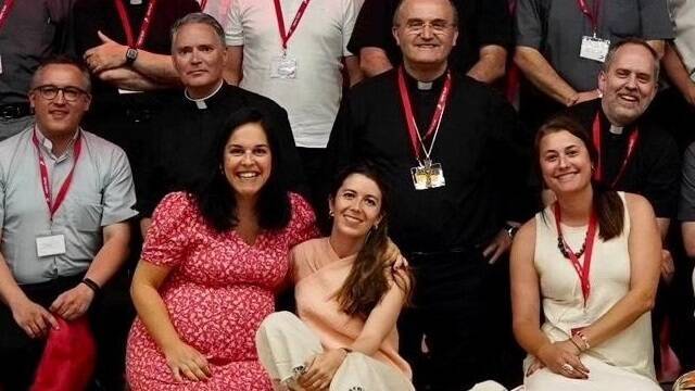 El padre James Mallon, sin cinta roja, posa junto al obispo Munilla y sacerdotes y evangelizadoras del encuentro SED de Alpha en Alicante