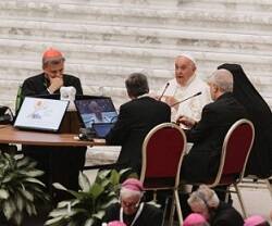 Una reunión del Sínodo de la Sinodalidad en octubre de 2023 en el Vaticano, con el Papa