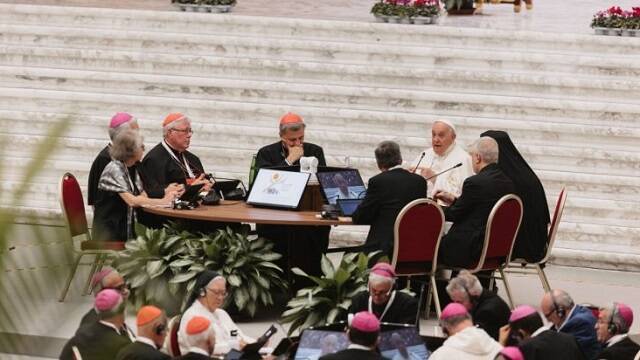 Una reunión del Sínodo de la Sinodalidad en octubre de 2023 en el Vaticano, con el Papa