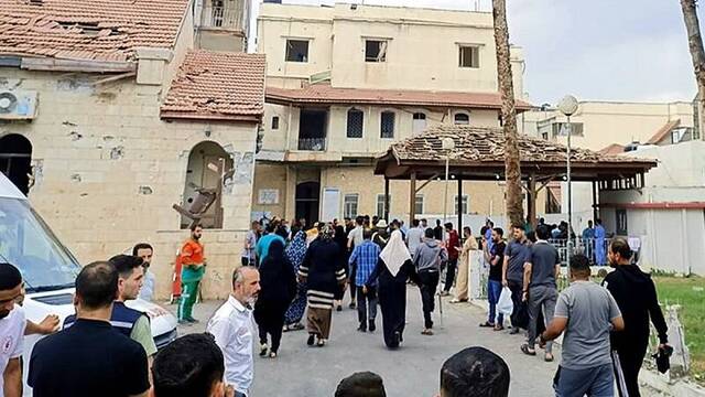 Destrozos en el Hospital Anglicano de Gaza, pero aún funcionaba, ahora el ejército israelí lo cerró y protestan entidades cristianas internacionales