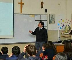 Una clase en una escuela católica, con crucifijo y una imagen de la Virgen