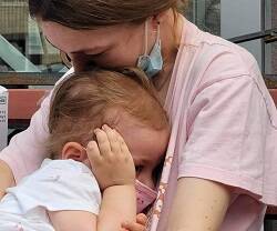 Una madre abraza a su bebé en el Hospital Infantil de Kiev, que recibió el impacto de un misil el 8 de julio