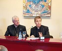 El arzobispo Vive, de casi 75 años, y Serrano Pentinat, de 47, presentan el nombramiento en La Seu
