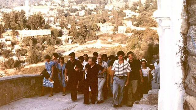 Luigi Giussani, en el centro de la imagen,  en Jerusalén en el año 1986.