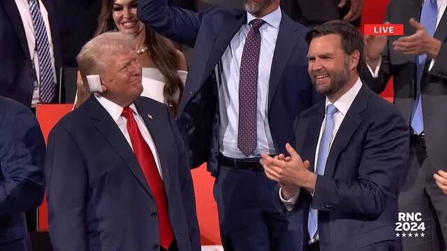 Donald Trump, con un apósito en la oreja herida en el atentado, y su candidato a la vicepresidencia, J.D. Vance, aparecieron en el último tramo del primer día de convención republicana, que tiene lugar en Milwakee.