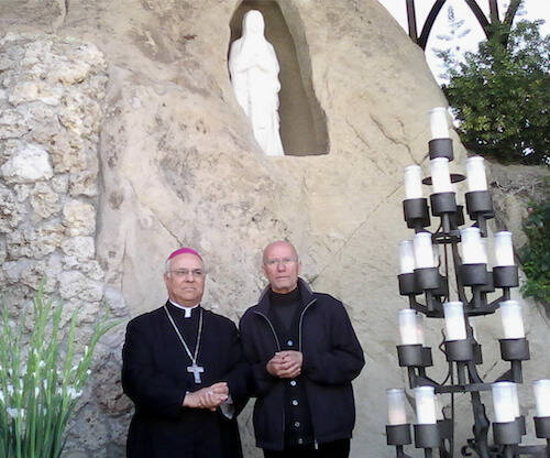 Cosimo Fragomen y obispo local
