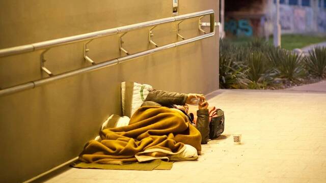 Un sin techo durmiendo en la calle.
