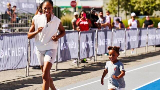 Allyson Felix con su hija. 