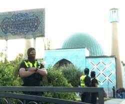 Un policía en el Centro Islámico de Hamburgo. 