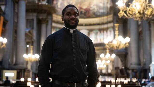 Jason Nioka fue ordenado sacerdote el pasado mes de junio / AFP