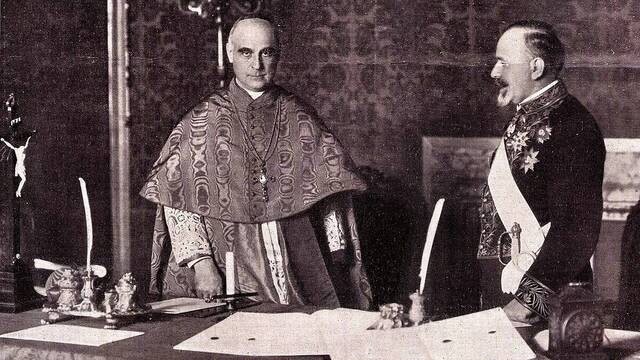 El cardenal Merry del Val, en 1914, junto al ministro especial serbio, en la firma de su concordato con la Santa Sede.