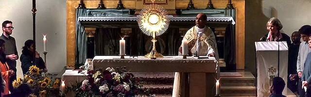 Adoración Eucarística en la parroquia de San Clemente, en Berlín, en un Holywins de 2022.