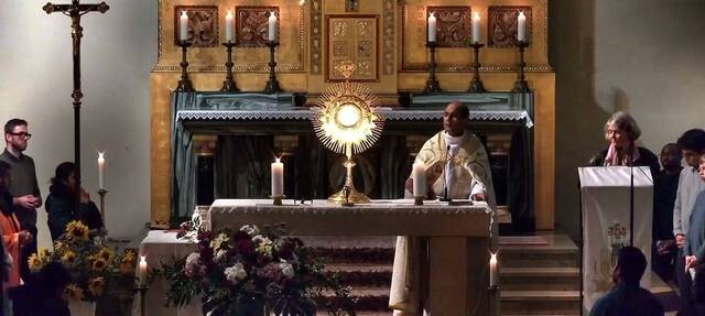 Adoración Eucarística en la parroquia de San Clemente, en Berlín, en un Holywins de 2022.