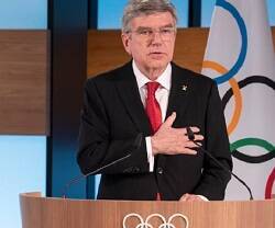 Thomas Bach, presidente del COI, con la bandera olímpica