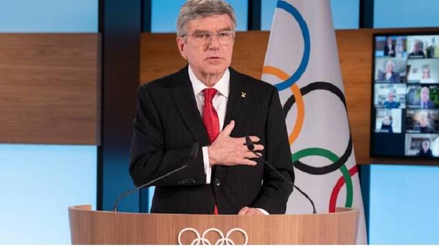 Thomas Bach, presidente del COI, con la bandera olímpica