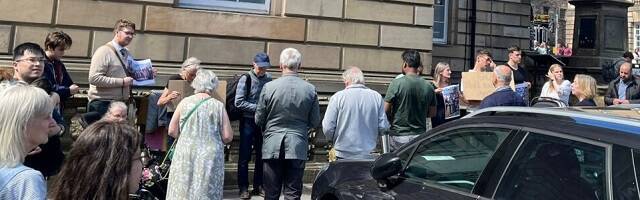 Oración de rosario por desagravio, convocado de la noche a la mañana, ante el consulado francés en Edimburgo