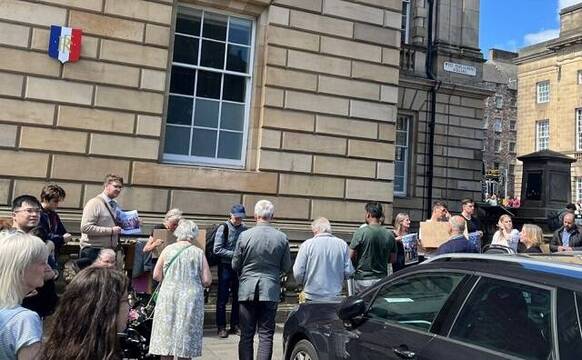 Oración de rosario por desagravio, convocado de la noche a la mañana, ante el consulado francés en Edimburgo